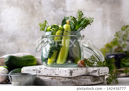 Preparation of marinated salty pickled cucumbers Preparation of marinated salty pickled cucumbers 142438777
