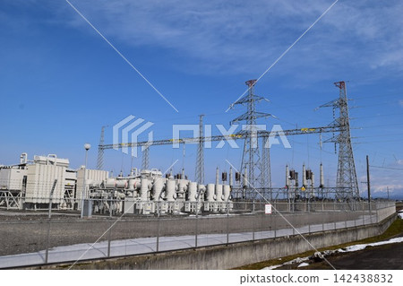 戶外變電站設備及輸電塔 戶外變電站設備及輸電塔 142438832