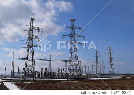 戶外變電站設備及輸電塔 戶外變電站設備及輸電塔 142438835
