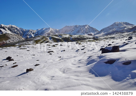立山的山峰籠罩在雲霧之中。 立山的山峰籠罩在雲霧之中。 142438879