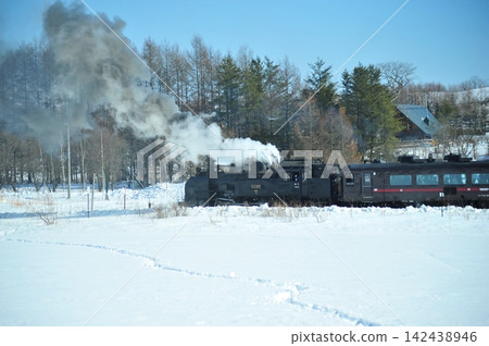 SL 冬季沼澤列車,長長的煙柱拖曳在白雪皚皚的平原上,行駛在北海道的仙茂本線上。 SL 冬季沼澤列車,長長的煙柱拖曳在白雪皚皚的平原上,行駛在北海道的仙茂本線上。 142438946