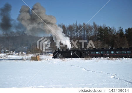 SL 冬季沼澤列車噴吐著壯觀的煙霧,駛過北海道茅沼的雪原。 SL 冬季沼澤列車噴吐著壯觀的煙霧,駛過北海道茅沼的雪原。 142439014