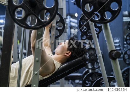 Training - Male - Incline Bench Press 142439264