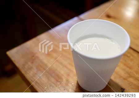 來自四國喀斯特地形的牛奶。鮮奶盛於白色杯子中。留有文字空間。 來自四國喀斯特地形的牛奶。鮮奶盛於白色杯子中。留有文字空間。 142439293