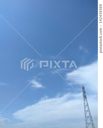 輸電塔、雲朵和藍天 輸電塔、雲朵和藍天 142439369