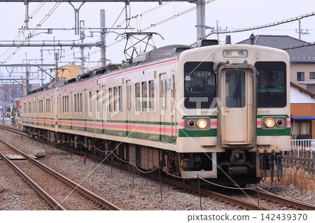 一列107系列車,由一輛曾經在關東北部運行的特快列車改裝而成。 (照片拍攝於2011年2月12日) 一列107系列車,由一輛曾經在關東北部運行的特快列車改裝而成。 (照片拍攝於2011年2月12日) 142439370