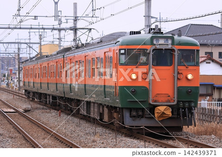 一列來自高崎車輛段的 115 系列列車,曾活躍於關東北部地區(拍攝於 2011 年 2 月 12 日)。 一列來自高崎車輛段的 115 系列列車,曾活躍於關東北部地區(拍攝於 2011 年 2 月 12 日)。 142439371