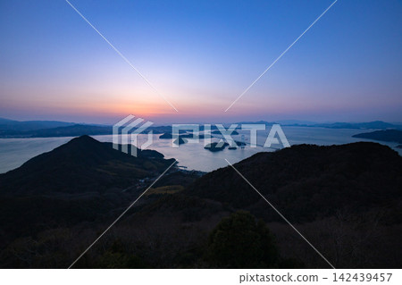 黃昏時分的來島海峽和瀨戶內海諸島(愛媛縣今治市) 黃昏時分的來島海峽和瀨戶內海諸島(愛媛縣今治市) 142439457