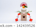 Photo of real rice cake "Kagami-mochi" placed on the right side, white background, with three treasures (pedestal) 142439526