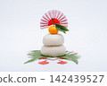 A photograph with a real mochi rice cake ("kagami mochi") placed in the center, against a white background, without a sanbo (stand). 142439527