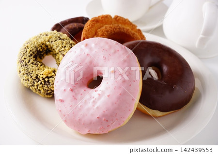 很多美味的甜甜圈 很多美味的甜甜圈 142439553