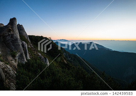 當黎明時分,長野縣椿山山頂緩緩睜開雙眼時 當黎明時分,長野縣椿山山頂緩緩睜開雙眼時 142439583
