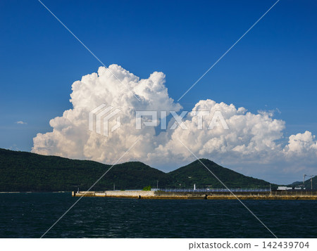 瀨戶內海和女木島，天空中漂浮著積雨雲－香川縣高松港 142439704