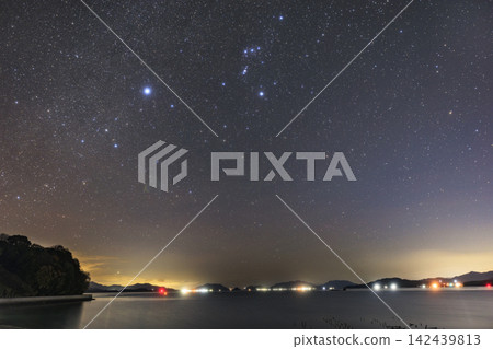 Winter starry sky over the Seto Inland Sea: Orion and Canis Major Winter starry sky over the Seto Inland Sea: Orion and Canis Major 142439813