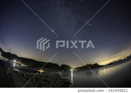 瀨戶內獵戶座的冬季星空和冬季的銀河 瀨戶內獵戶座的冬季星空和冬季的銀河 142439821