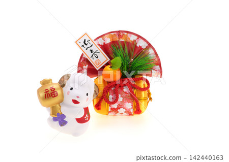 新年卡片素材:羊年-一隻可愛的小羊羔拿著一把魔法槌。 新年卡片素材:羊年-一隻可愛的小羊羔拿著一把魔法槌。 142440163