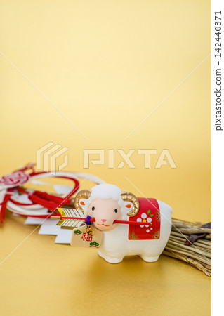羊年新年賀卡素材:一隻可愛的牡羊嘴裡叼著一支護身符箭,上面裝飾著辣椒。 羊年新年賀卡素材:一隻可愛的牡羊嘴裡叼著一支護身符箭,上面裝飾著辣椒。 142440371