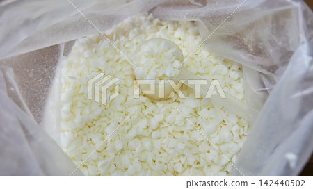Soy Wax Flakes in a Bag with Measuring Scoop Soy Wax Flakes in a Bag with Measuring Scoop 142440502