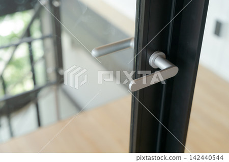 玻璃門上的槓桿把手 玻璃門上的槓桿把手 142440544