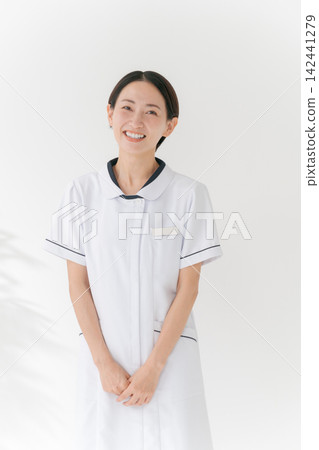 有一位微笑的白夫人的一名婦女 142441279