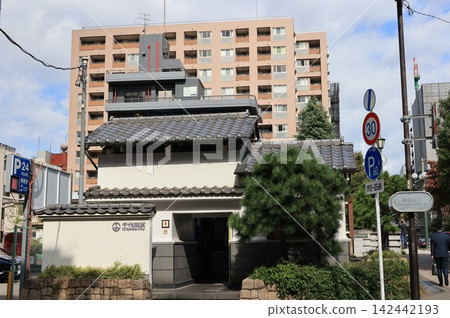 A barrier-free public restroom building at Mikurabashi, Higashi-Kanda, Chiyoda-ku, Tokyo. A barrier-free public restroom building at Mikurabashi, Higashi-Kanda, Chiyoda-ku, Tokyo. 142442193