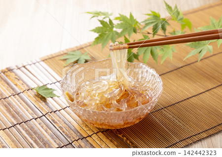 The image is of lifting tokoroten (agar jelly) with chopsticks. The image is of lifting tokoroten (agar jelly) with chopsticks. 142442323