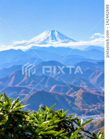 富士山及前景中綿延的山脈景觀。 富士山及前景中綿延的山脈景觀。 142442698