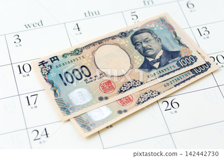 2,000 yen and a calendar 2,000 yen and a calendar 142442730