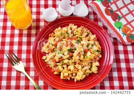 Huevos a la mexicana (Mexican cuisine) Huevos a la mexicana (Mexican cuisine) 142442755