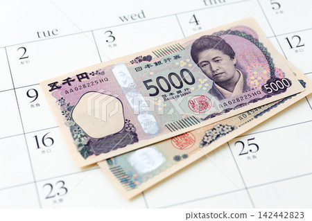 6000日圓和一本日曆 142442823