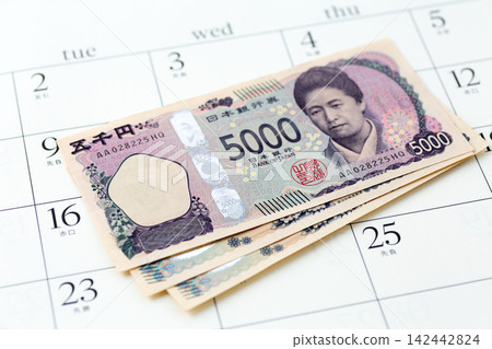 7,000 yen and a calendar 7,000 yen and a calendar 142442824