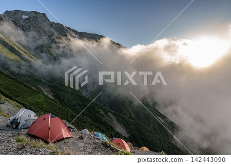五龍山小屋露營地與五龍山 142443090