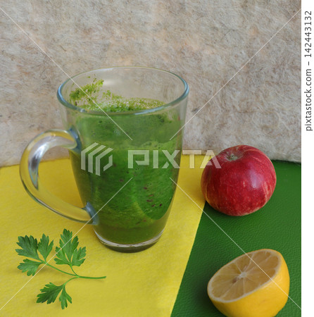 glass of green smoothie glass of green smoothie 142443132