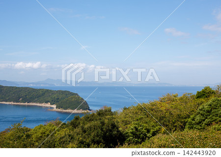 日出時分,從度假村眺望島之島和友島。 日出時分,從度假村眺望島之島和友島。 142443920