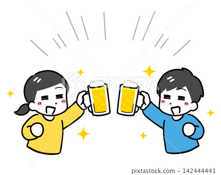 一對穿著休閒服的年輕男女面帶微笑，舉起啤酒杯碰杯。 142444441
