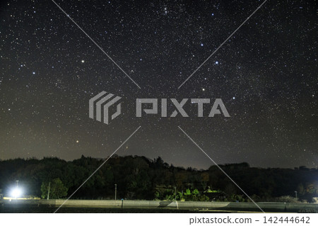 瀨戶內海上空的冬季星空:仙后座和仙女座 瀨戶內海上空的冬季星空:仙后座和仙女座 142444642