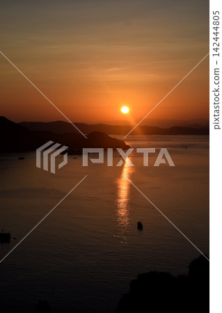 Keindahan matahari terbit di pulau Padar di Manggarai Barat, Flores, Indonesia dengan sinar matahari berwarna kuning kemerahan Keindahan matahari terbit di pulau Padar di Manggarai Barat, Flores, Indonesia dengan sinar matahari berwarna kuning kemerahan 142444805