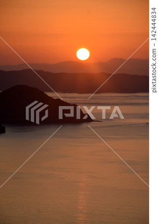 The beautiful sunrise on Padar Island in West Manggarai, Flores, Indonesia, with its reddish-yellow rays. 142444834