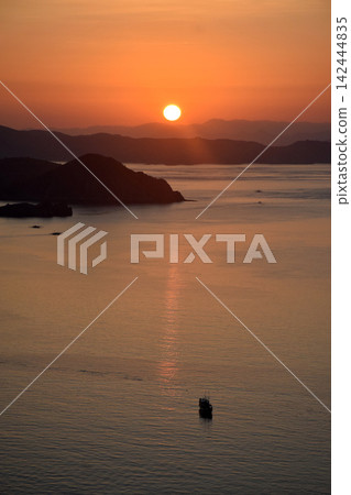 The beautiful sunrise on Padar Island in West Manggarai, Flores, Indonesia, with its reddish-yellow rays. The beautiful sunrise on Padar Island in West Manggarai, Flores, Indonesia, with its reddish-yellow rays. 142444835