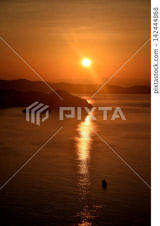 The beautiful sunrise on Padar Island in West Manggarai, Flores, Indonesia, with its reddish-yellow rays. 142444868