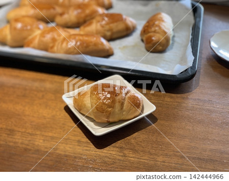 手工製作的麵包卷 手工製作的麵包卷 142444966