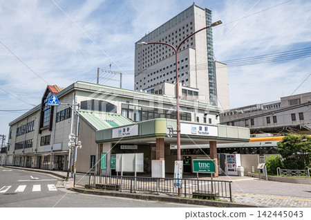 晴空萬裡下的三重縣津市津站（西口）。 142445043