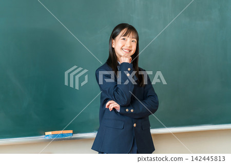小學、國中、高中的女生們都穿著西裝站在黑板前，微笑著思考 142445813