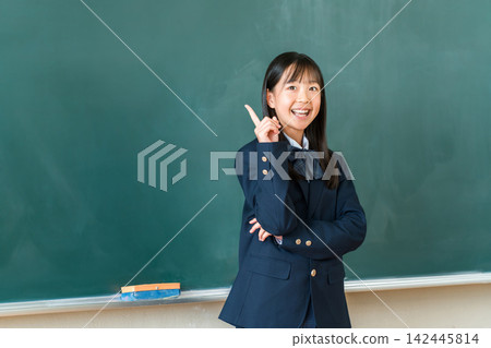 小學、國中和高中的女生穿著制服，指著教室裡的黑板 142445814