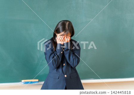 小學、國中和高中女生身穿校服，在學校黑板前哭泣 142445818
