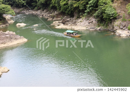 從京都嵯峨野觀光鐵道上看到的寶津峽清新翠綠的景色。 從京都嵯峨野觀光鐵道上看到的寶津峽清新翠綠的景色。 142445902