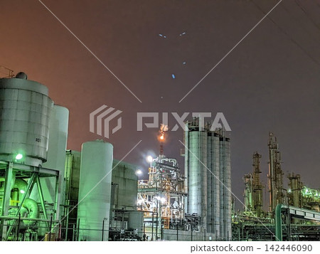 燃燒的火炬柱向夜空噴射火焰,呈現科幻電影中化工廠的夜景。 燃燒的火炬柱向夜空噴射火焰,呈現科幻電影中化工廠的夜景。 142446090