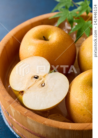 Pears chilled with ice, Akizuki variety from Chiba Prefecture. Pears chilled with ice, Akizuki variety from Chiba Prefecture. 142446114