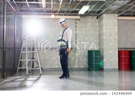 Construction worker wearing a full body harness Construction worker wearing a full body harness 142446404