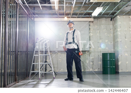 建築工人身穿全身式安全帶 建築工人身穿全身式安全帶 142446407